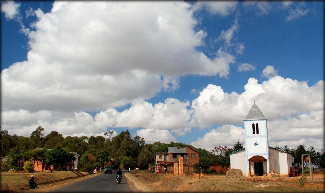 Мадагаскарские хроники — латеритная дорога в Антцирабе Амбатулампи, Мадагаскар