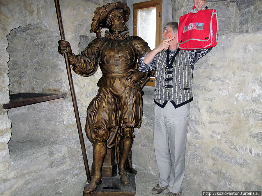 При входе шведский наемник (а по нынешним временам — гастарбайтер) заградил мне проход в музей, но, увидев на моей сумке надпись 