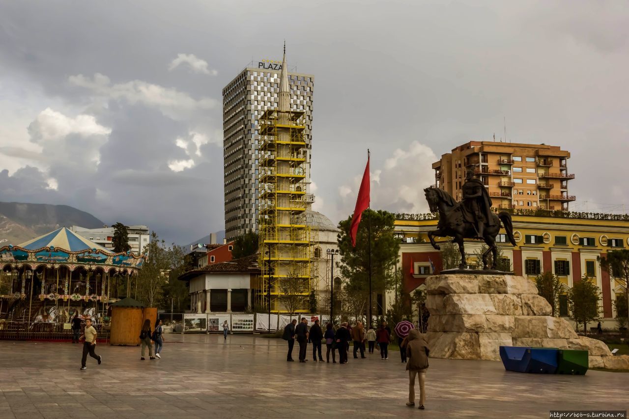 Неподалеку от площади расположено самое высокое здание в Албании TID Tower, видно отовсюду. Тирана, Албания
