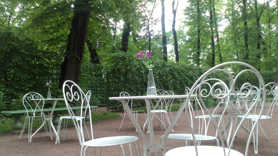 Летняя терраса у Чайного Домика теперь выглядит так. Цветы на столах придают особый шарм этому месту Санкт-Петербург, Россия
