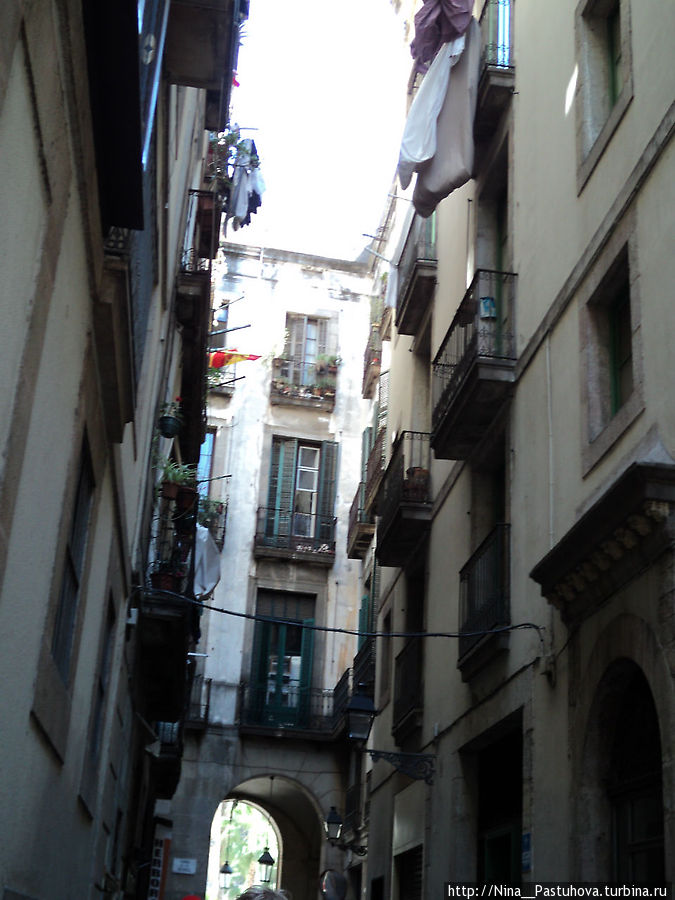 Меж  двух  времён.  Готический квартал Барселона, Испания