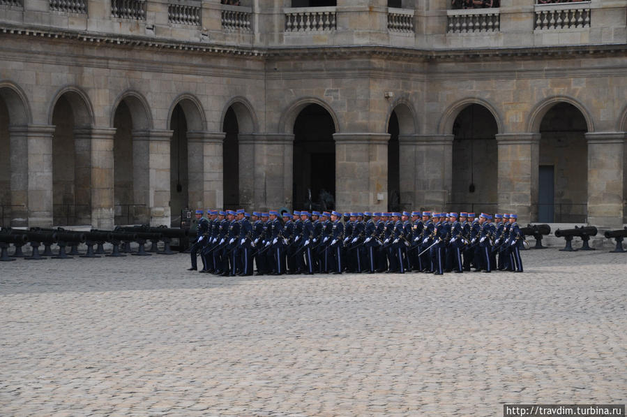 Чеканя шаг перед парадом Париж, Франция