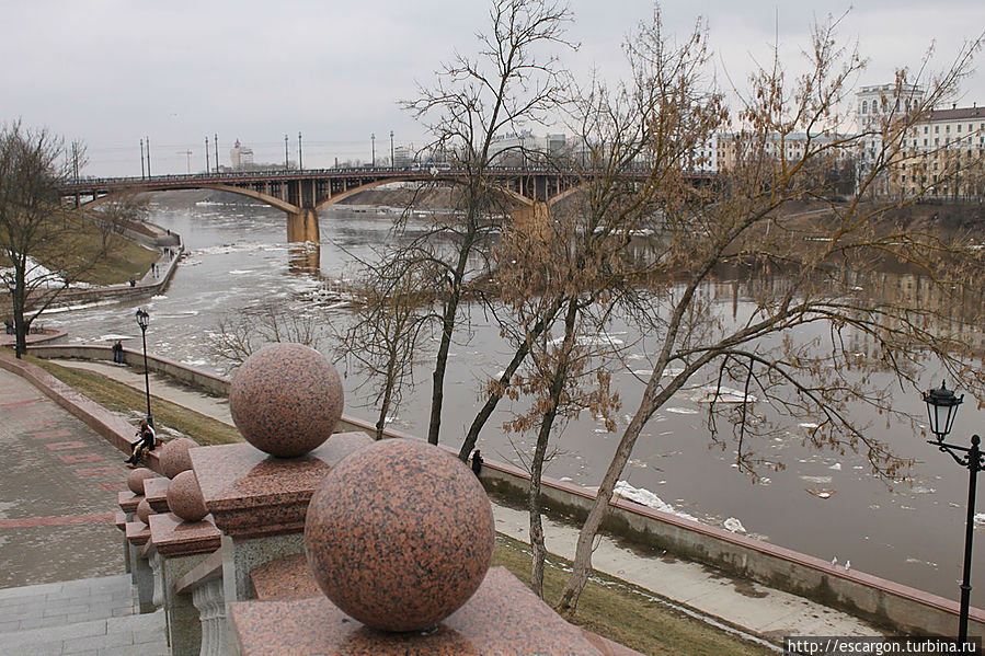 Можно было бы подняться к собору и раньше(сразу за Пушкинским мостом), но зато здесь открывается красивый вид на реку.. Витебск, Беларусь