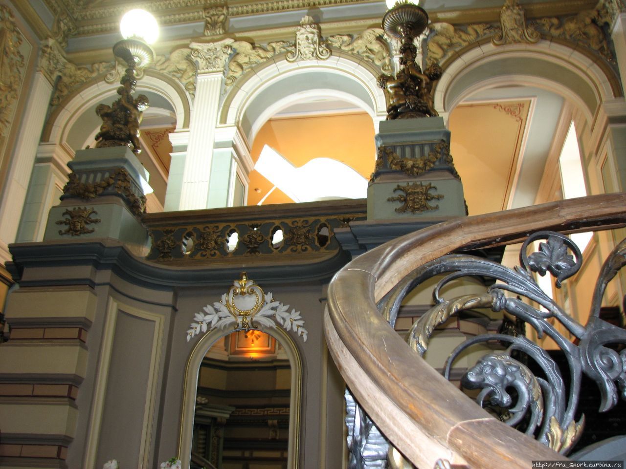 Встречает нас шикарная зала-вестибюль с мраморной лестницей по проекту Льва Кекушева. Москва, Россия