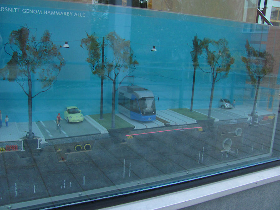 В витрине павильона GlashusEtt экспозиция, рассказывающая об устройстве подземных коммуникаций Стокгольм, Швеция
