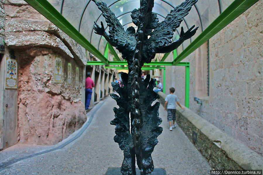 ангелы зубчатых гор приветствуют посетителей монастыря Монастырь Монтсеррат, Испания
