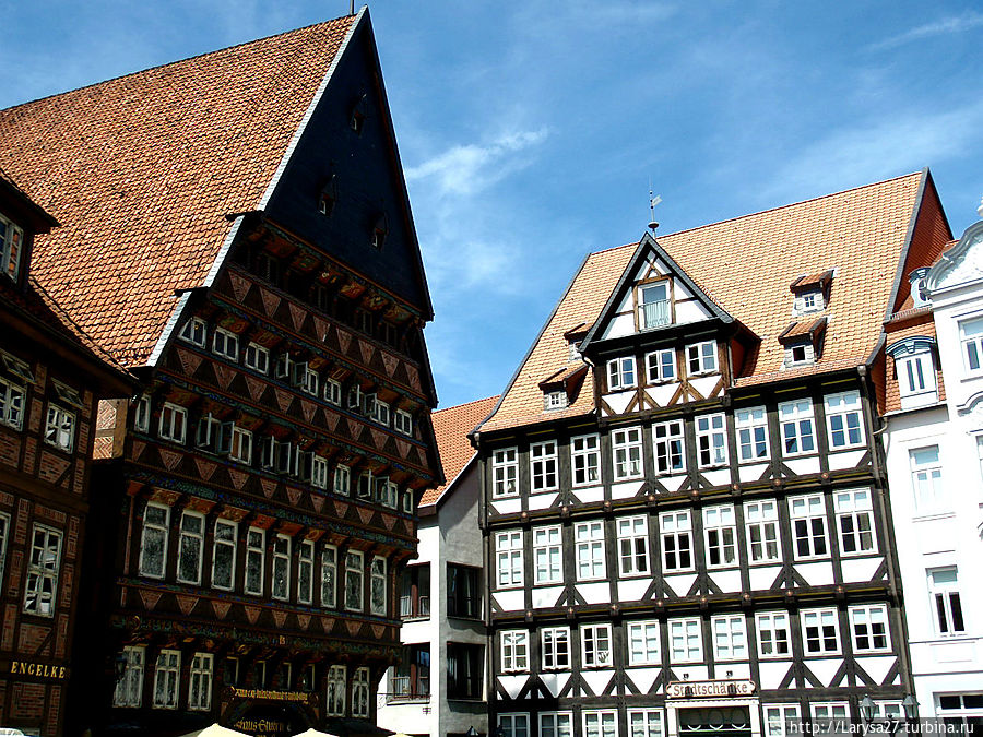 Слева — Дом цеха мясников (1529) Хильдесхайм, Германия