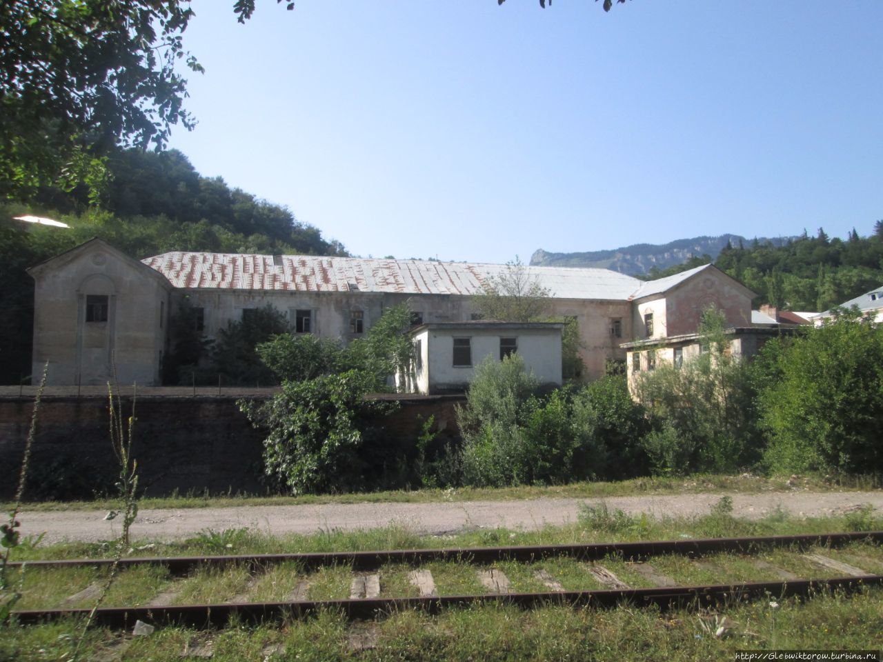 Прогулка к шахте и мосту через реку Ткибулу Ткибули, Грузия