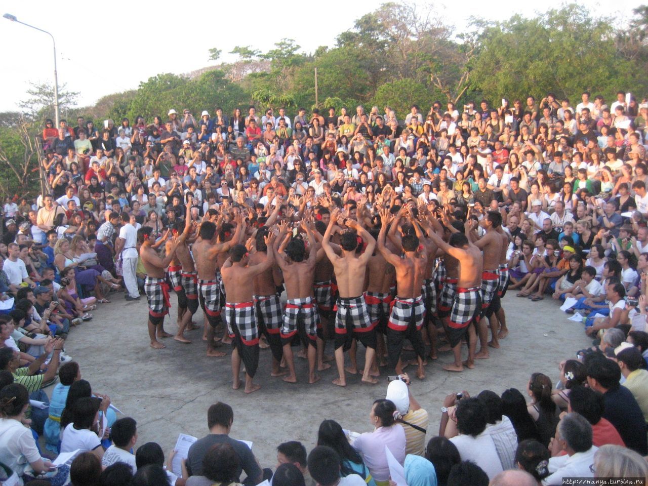 Танец Кечак Улувату, Индонезия
