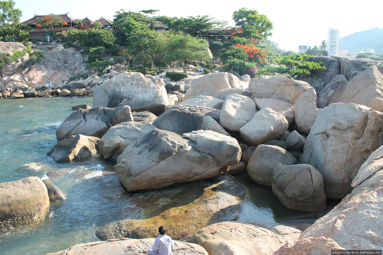 Сад Хонг Чонг. Нагромождение камней на берегу моря Нячанг, Вьетнам