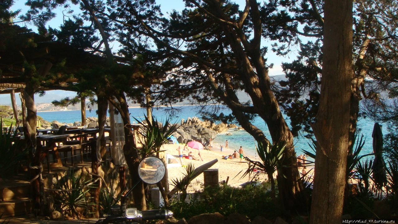 Вид из бара на пляж. Корсика, Франция