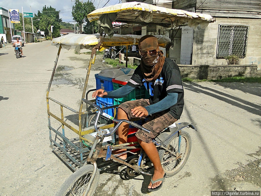 * Для перевозки незначительного количества товаров приспосабливают и велосипед, к которому сбоку крепится  небольшая крытая повозка Хагна, остров Бохол, Филиппины