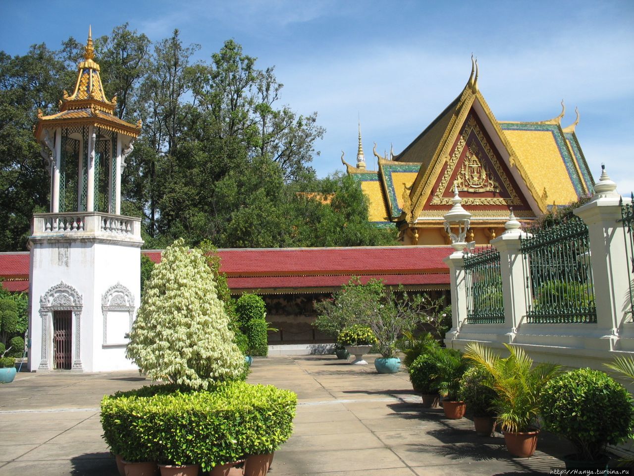 Барарбанная башня в комплексе Серебряная Пагода
