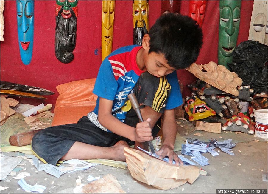 ...другие вырезают изделия из дерева. Чтобы стать мастером — резчиком по дереву, этому нужно учиться с детства Чангу-Нароян, Непал