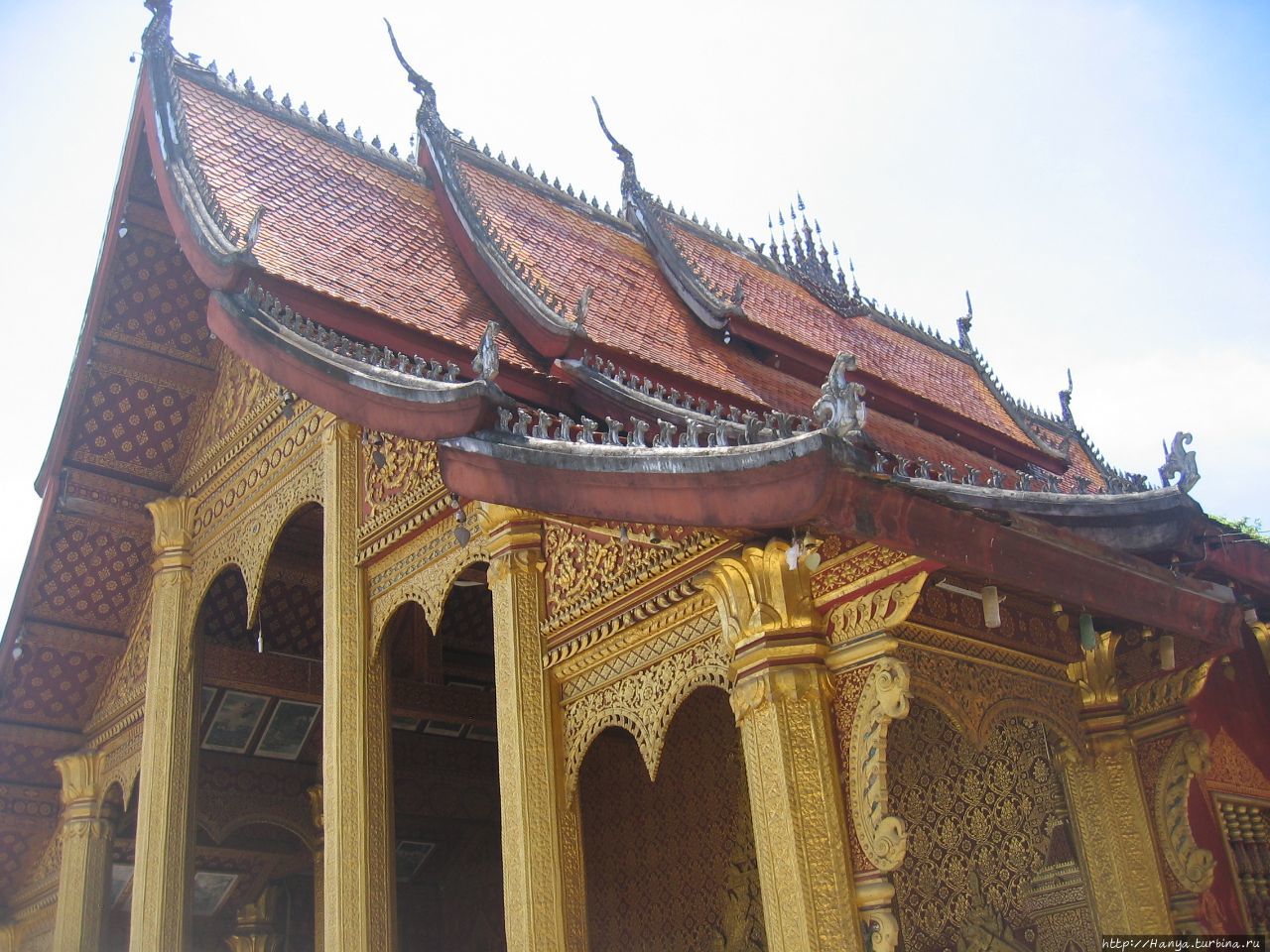 Храмовый комплекс Ват Сене Сук Харам. Здание Wat phra chao pet soc и золотая ступа Луанг-Прабанг, Лаос