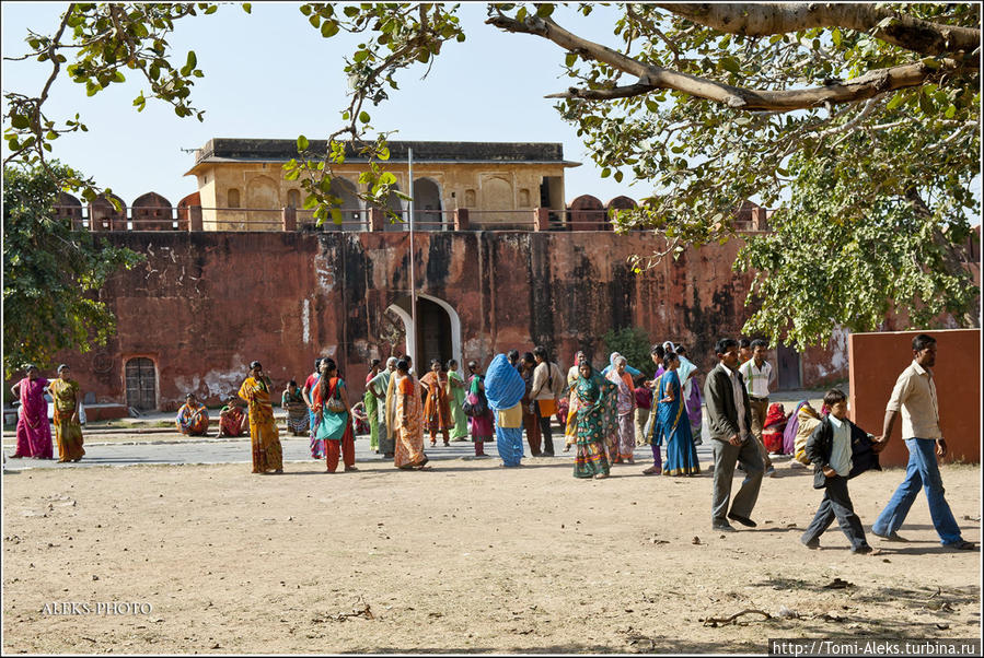 В одном из дворов форта...
* Джайпур, Индия