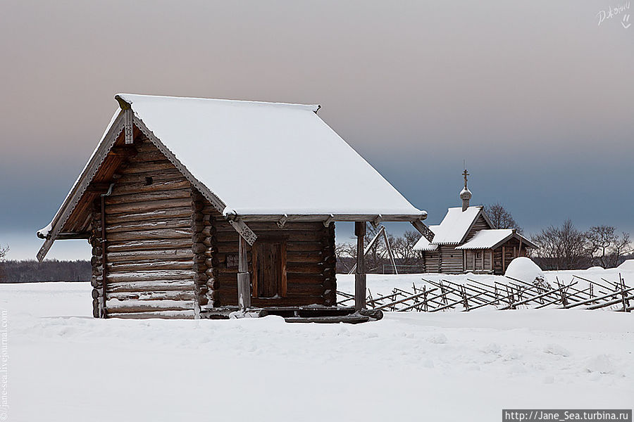 Амбар Мешкова из д. Южный двор (усадьба Ошевнева) и Церковь Воскрешения Лазаря
