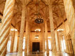 Лонха-де-ла-Седа — шёлковая биржа, сооружена в 1482 и 1548 г.г. Считается шедевром поздней готика. Единственный объект в Валенсии, внесенный в список Всемрного наследия ЮНЕСКО. Зал сделок.