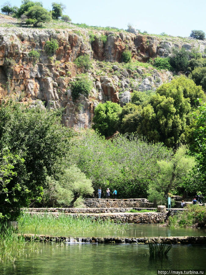 Где-то там, на верхней ступеньке пещера и  храм Пана Баниас, Израиль