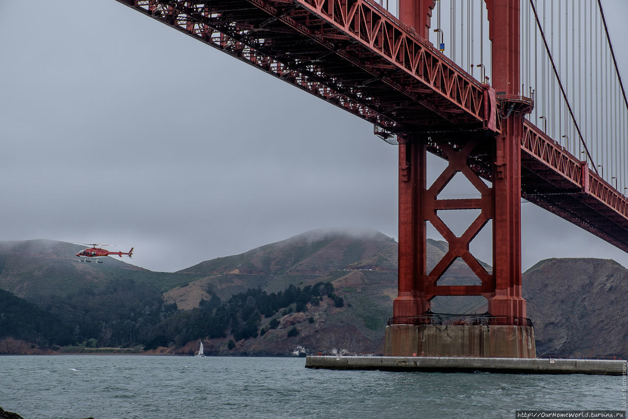 81. Или за вертолетами, закладывающими виражи вокруг и под мостом. Сан-Франциско, CША