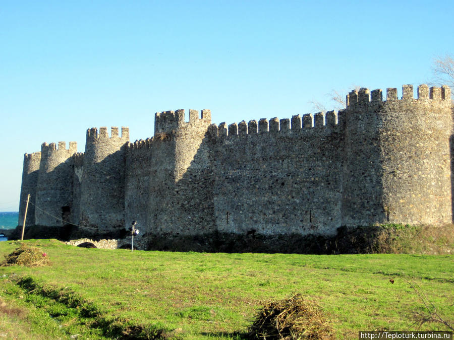 Вид на крепость с суши. Анамур, Турция