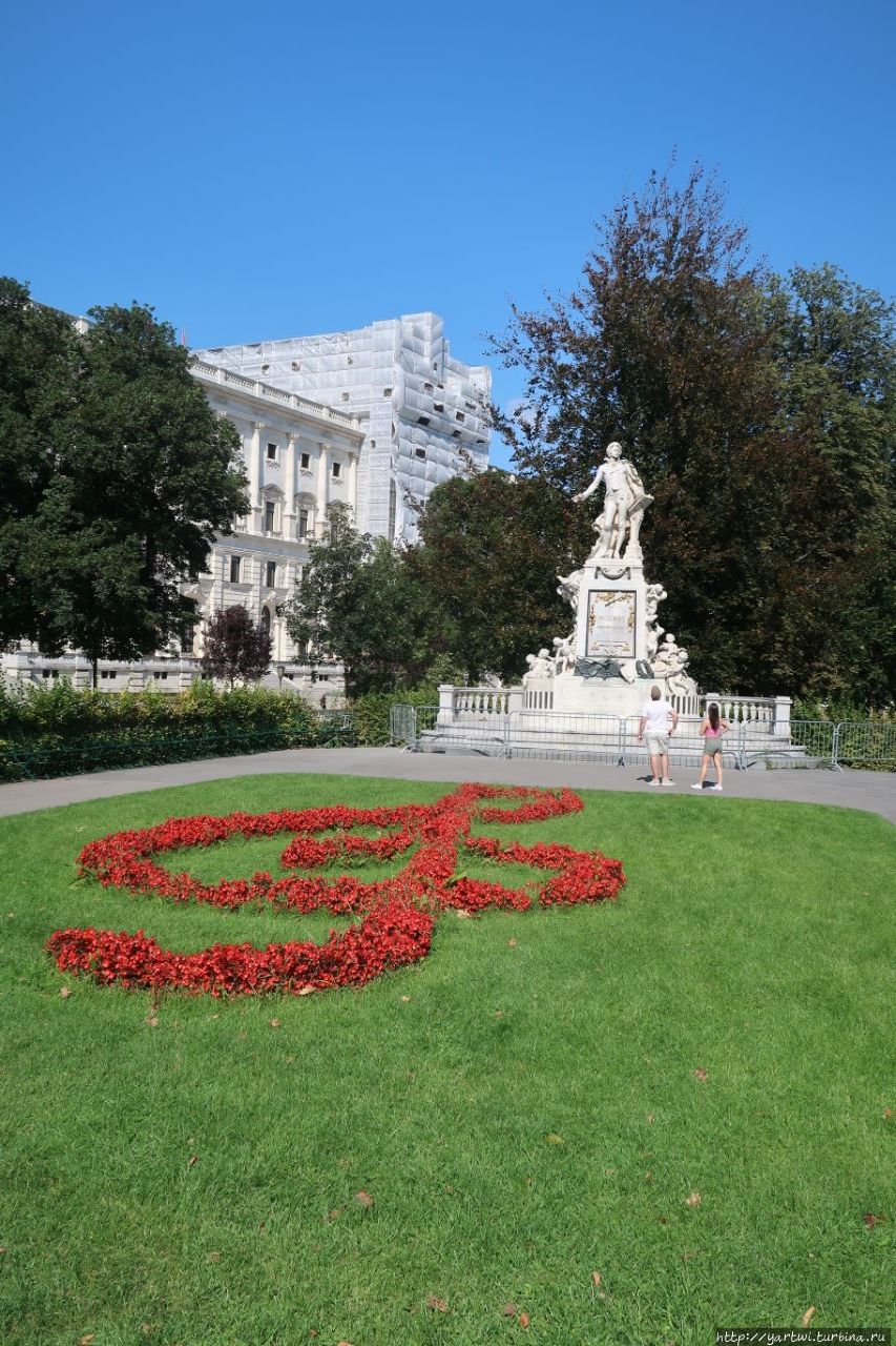 Памятник Моцарту в Бурггартен. Вена, Австрия
