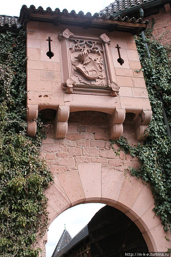 Замок Верхний Кенигсбург цвета красного кирпича