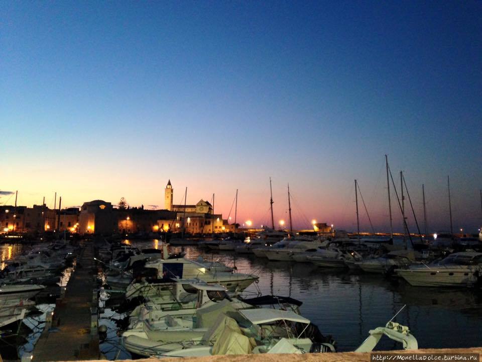 Порт ди Трани — утром и вечером Трани, Италия