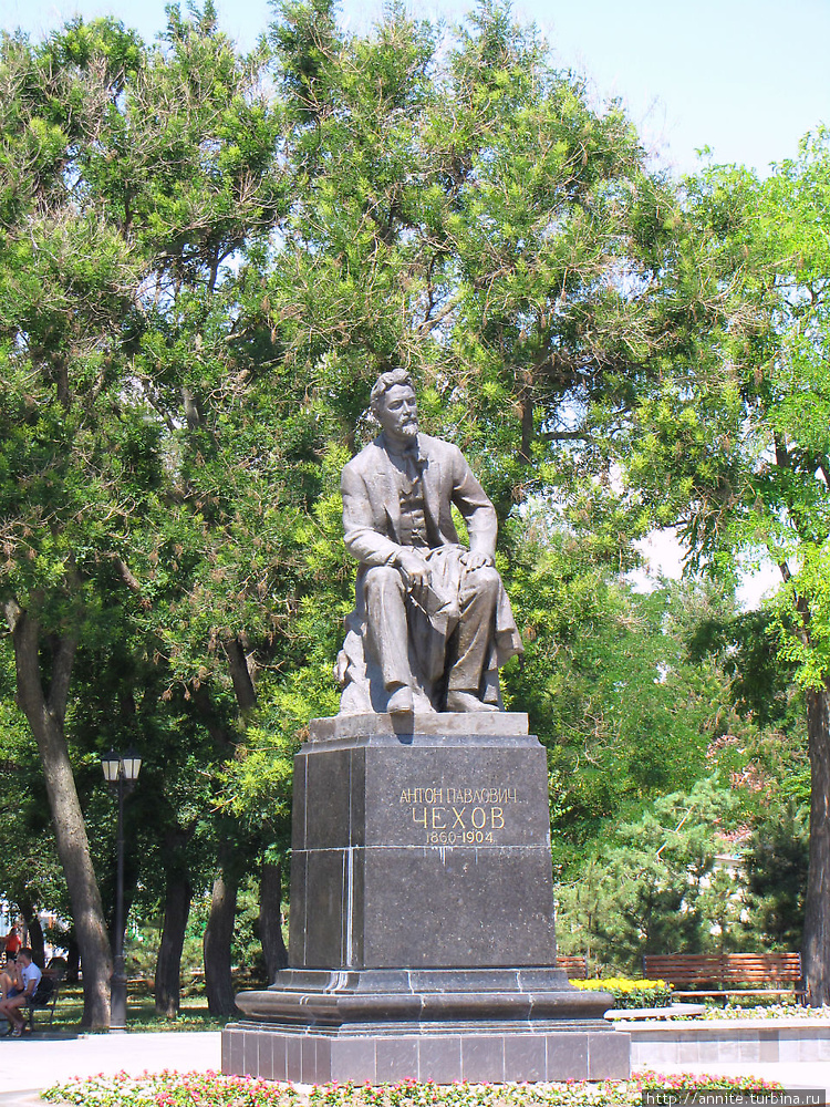 Памятник Чехову в Чеховск