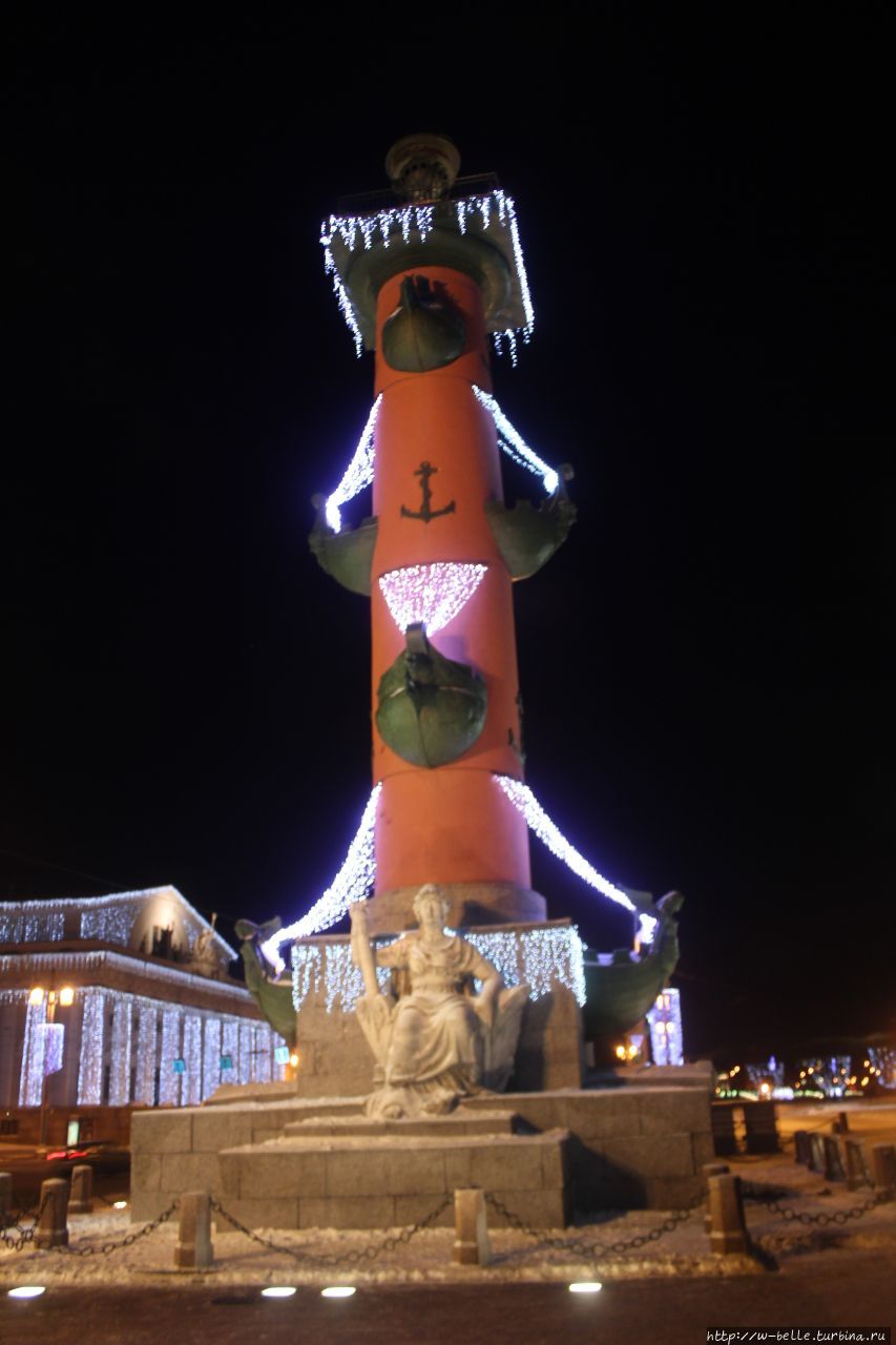 Привычный новогодний наряд ростральных колонн. Санкт-Петербург, Россия