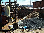 Уголь, песок, глина, дерево .... — главные материалы Мадагаскара. Об этом чуть позже. На этом фото — типичный дворик Антананариву. Тут проходит вся жизнь жителей этого домика столицы страны.