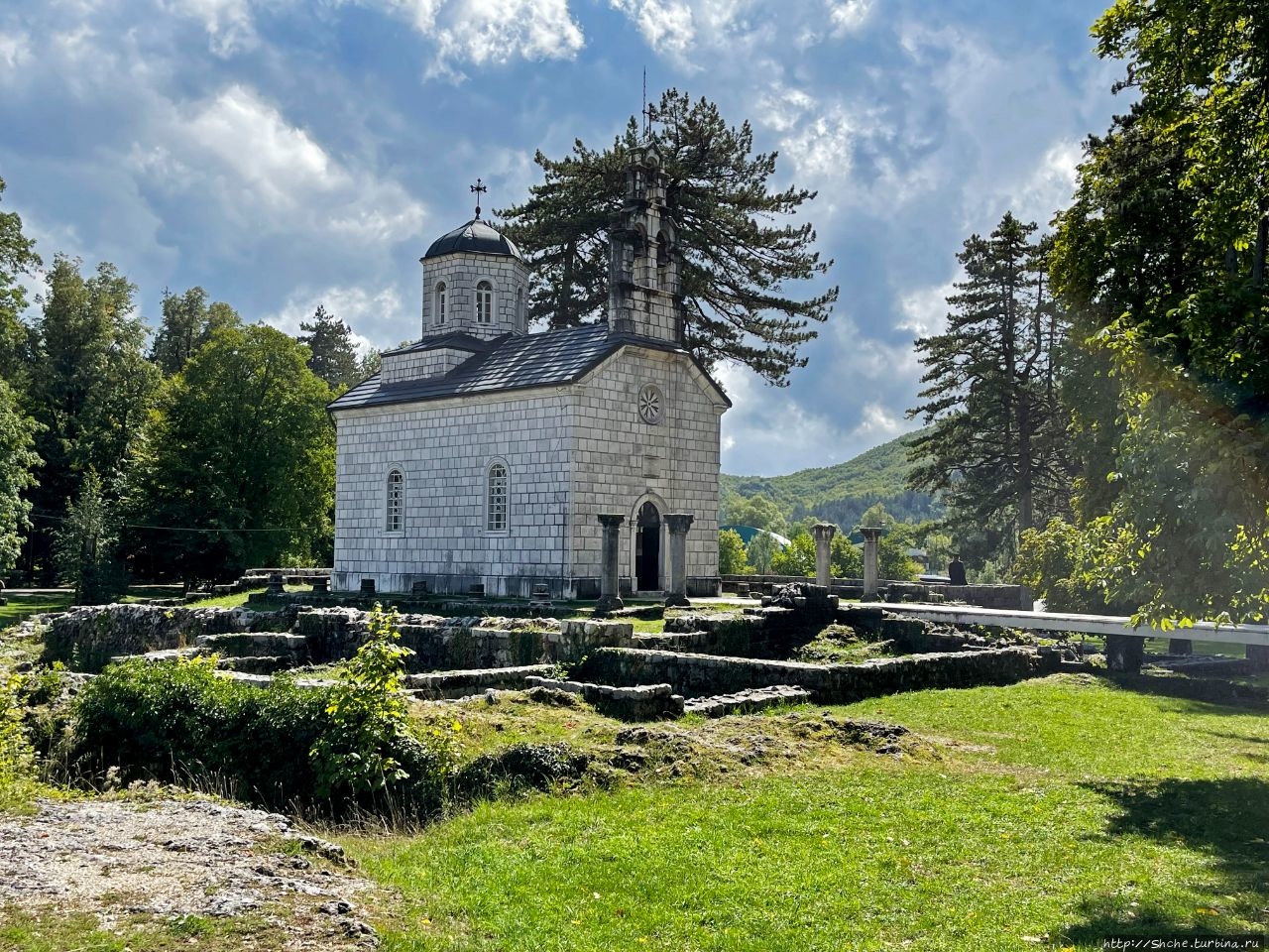 Небольшая часовня в Цетине- усыпальница черногорских королей