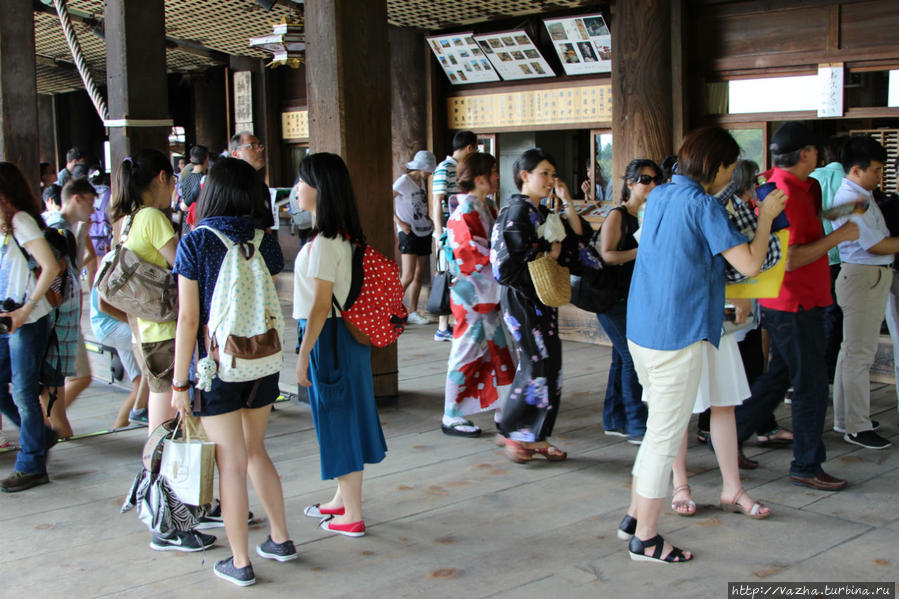 Люди в главном зале Храма. Киото, Япония