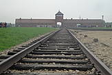 Главные ворота лагеря Биркенау (Аушвиц 2) — когда говорят про Освенцим как о лагере для уничтожения людей, имеют в виду именно Аушвиц-Биркенау. По этой дороге прибывали эшелоны с людьми, селекция проводилась сразу же: работы, эксперименты, умерщвление