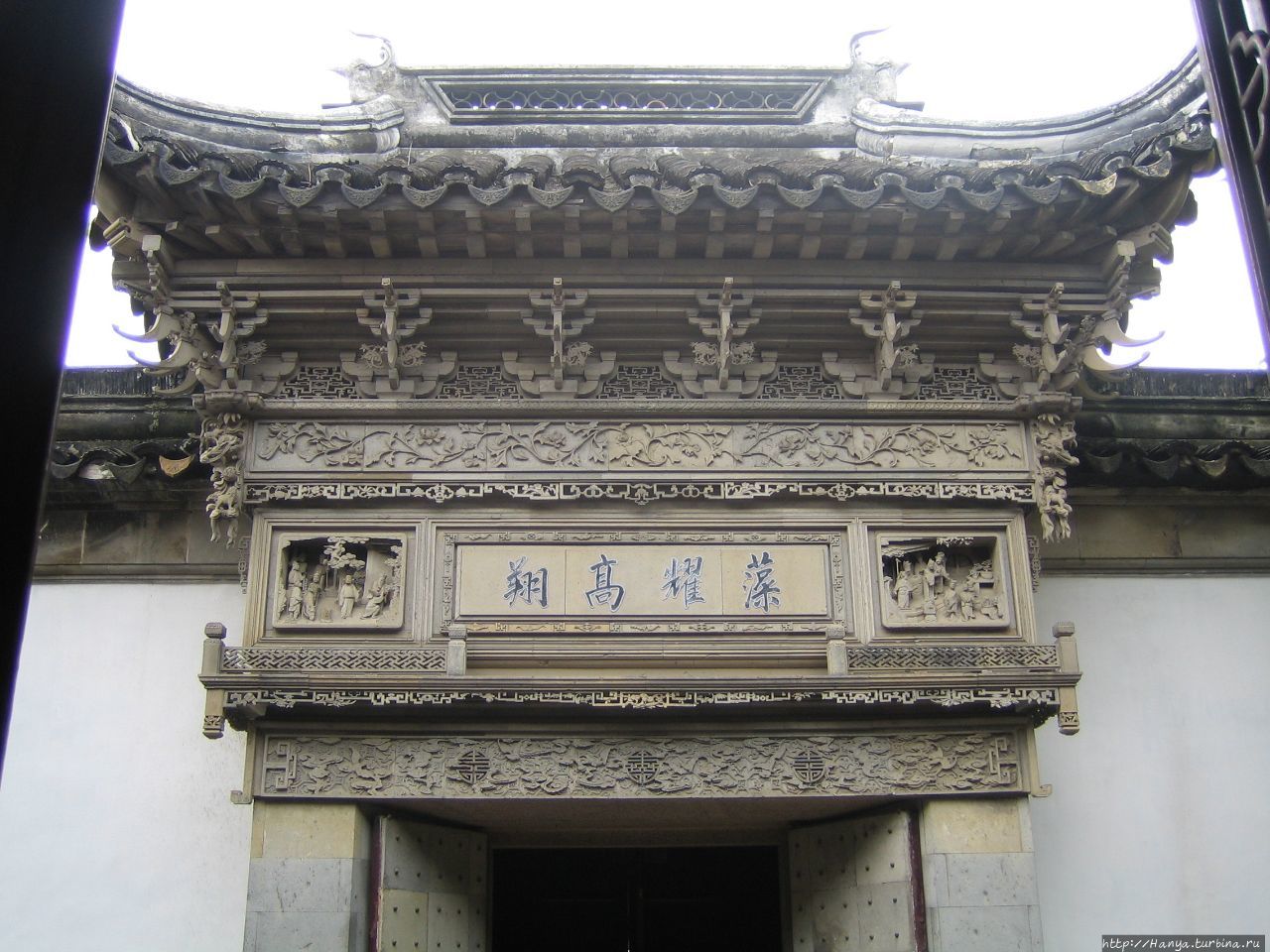 Сучжоу. Сад  мастера сетей (сад рыбака). Входные ворота, покрытые искусным орнаментом