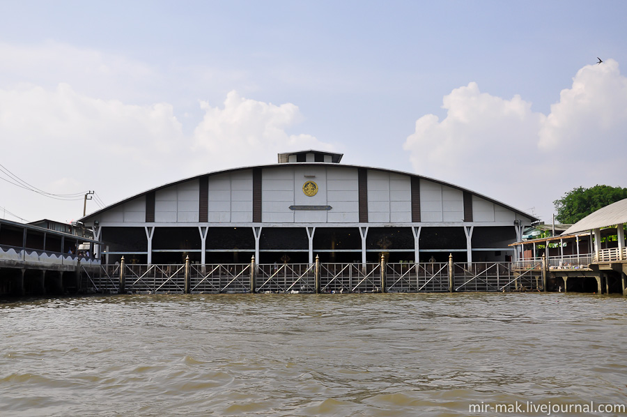 Проплываем мимо ангара, где располагается музей королевских лодок. Бангкок, Таиланд