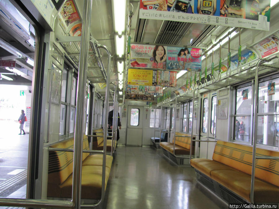 В метро. Япония