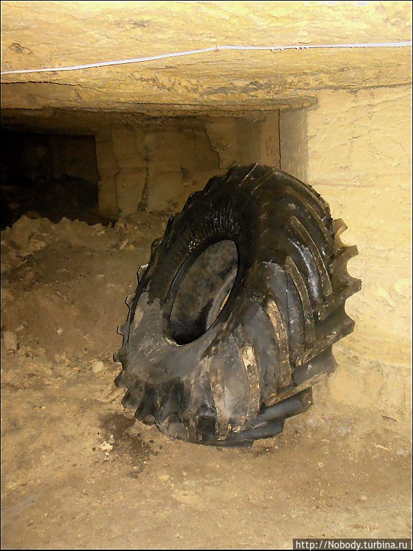 Выходим из этой части катакомб — обратно в погреб))