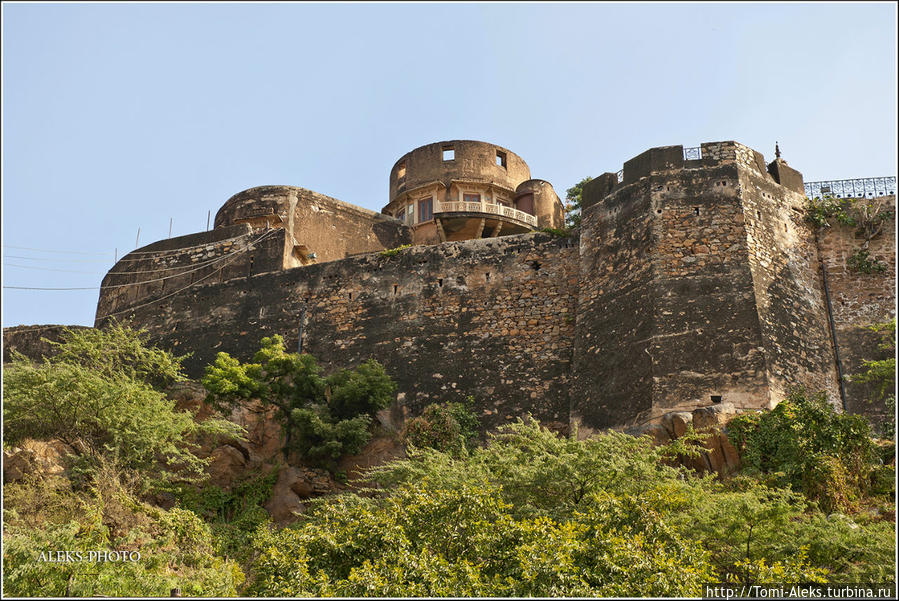 Судя по описаниям, за этими стенами — очень даже красивый дворец... Джайпур, Индия