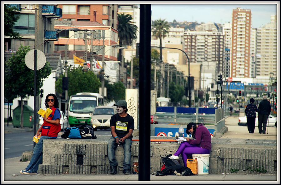 По центру — это столб, возникший между моим фотоаппаратом и людьми. Винья-дель-Мар, Чили