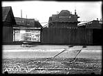 Железнодорожный переезд через Международный (ныне Московский) проспект, где случилась крупнейшее в истории С-Петербурга ДТП. 
Здания складов на заднем плане существуют и поныне.