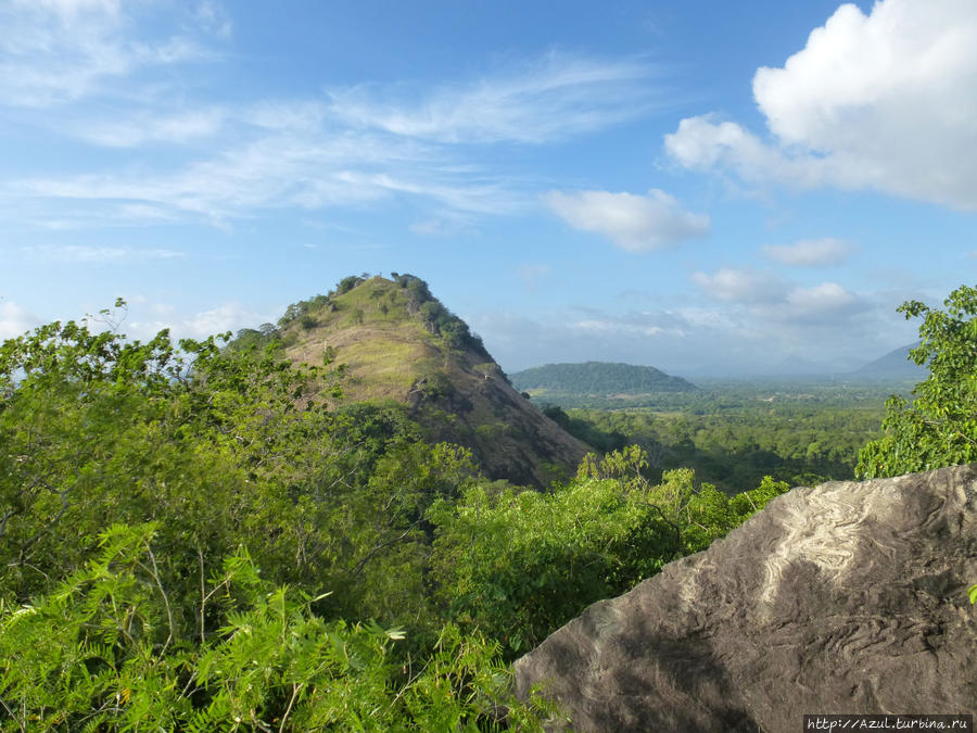 Поднимаемся к пещерам Калутара, Шри-Ланка