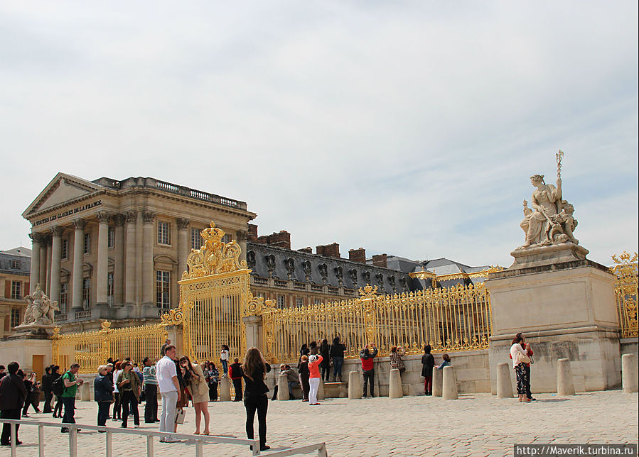 Парадный вход с золотыми воротами Версаль, Франция
