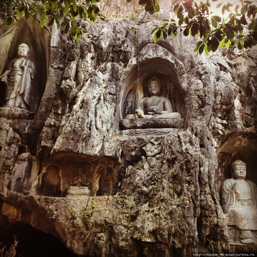 Высеченные из камня многочисленные статуи Будды на пути к Храму Прибежища Души (Линъинь) в городе Ханчжоу. Ханчжоу, Китай