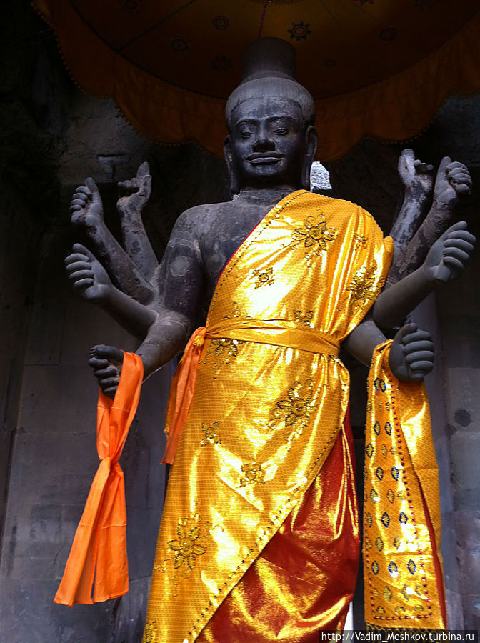 Многорукий Шива — индуистское божество — в Святилище Ангкора. Ангкор (столица государства кхмеров), Камбоджа