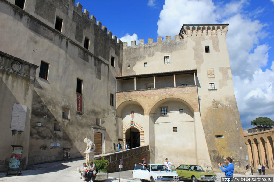 Главным укреплением города, служившим резиденцией для всех его правителей, является массивный дворец Орсини. Он был построен в XІ веке как монастырь, однако в XІІІ веке Альдобрандески преобразовали его в крепость, которую значительно реконструировали Орсини. Теперь здесь музей. Питильяно, Италия