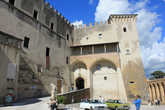 Главным укреплением города, служившим резиденцией для всех его правителей, является массивный дворец Орсини. Он был построен в XІ веке как монастырь, однако в XІІІ веке Альдобрандески преобразовали его в крепость, которую значительно реконструировали Орсини. Теперь здесь музей.