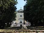 На холме высится капуцинерский монастырь (Convento dei Cappuccini, 1619г.).