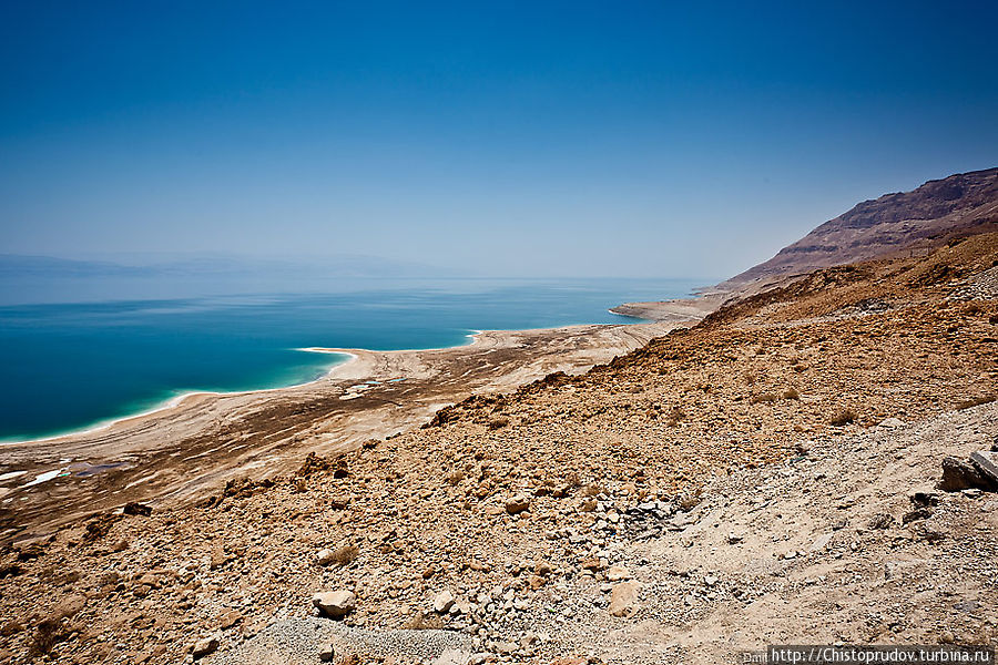 Это — северная сторона. Она выглядит как обычное море среди раскаленных камней. Мертвое море, Израиль