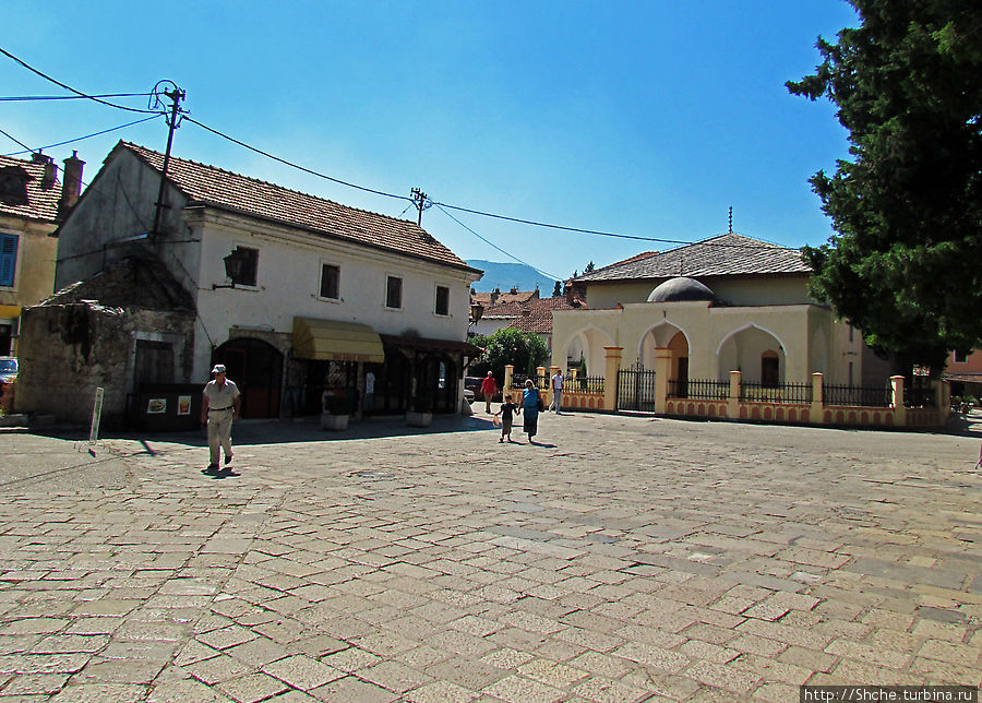 большая площадь с мечетью Требинье, Босния и Герцеговина